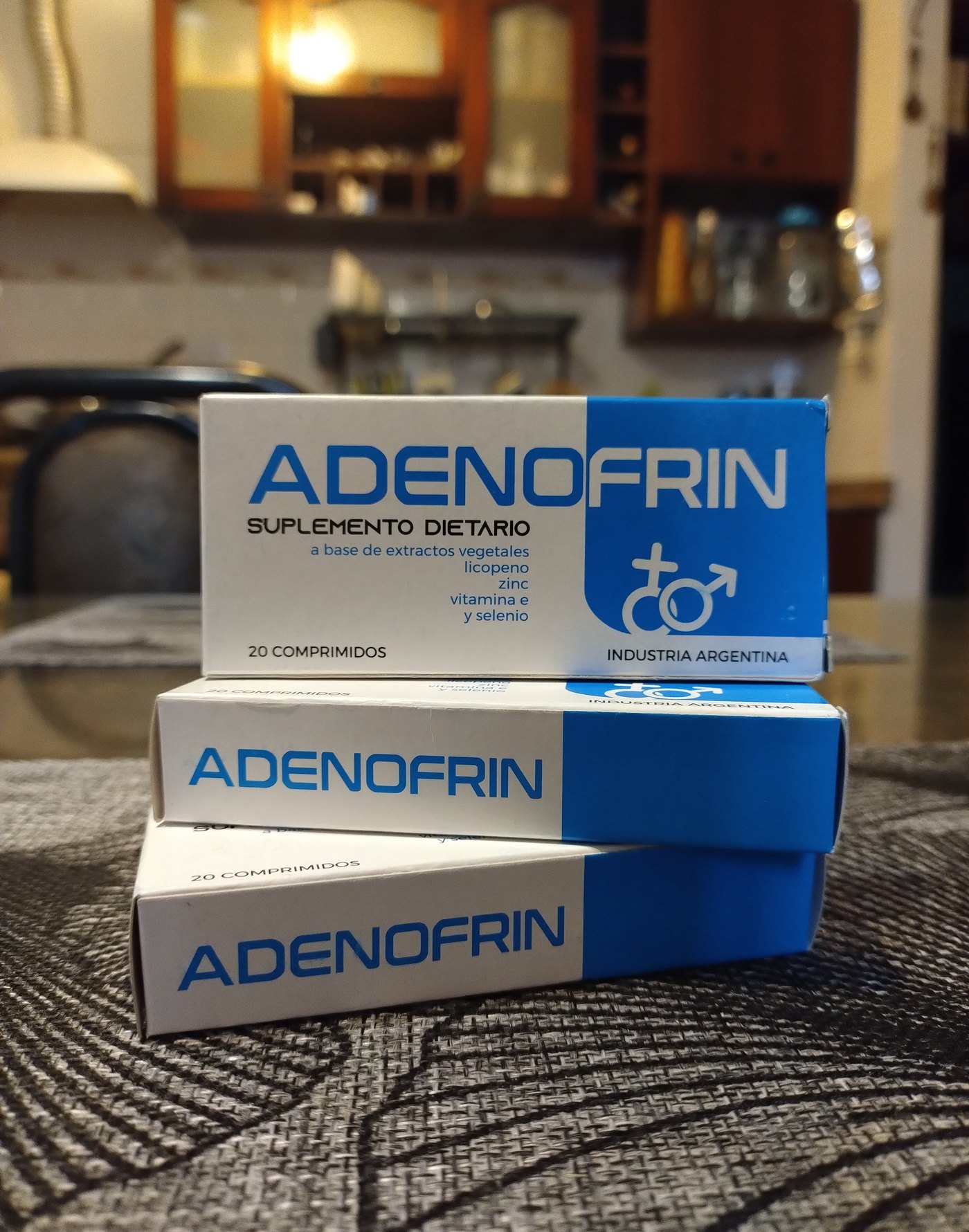 Hombre sosteniendo la caja de Adenofrin x 20 comprimidos