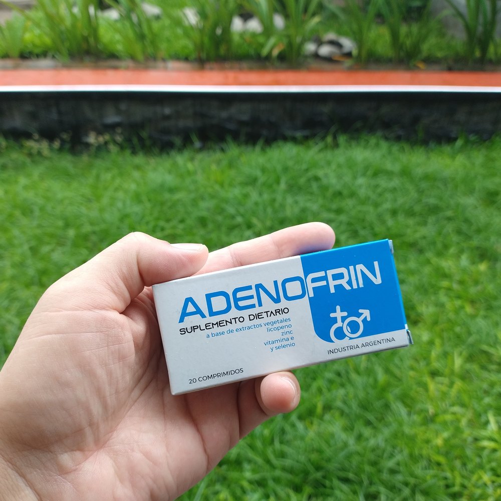 Hombre con energía sosteniendo Adenofrin