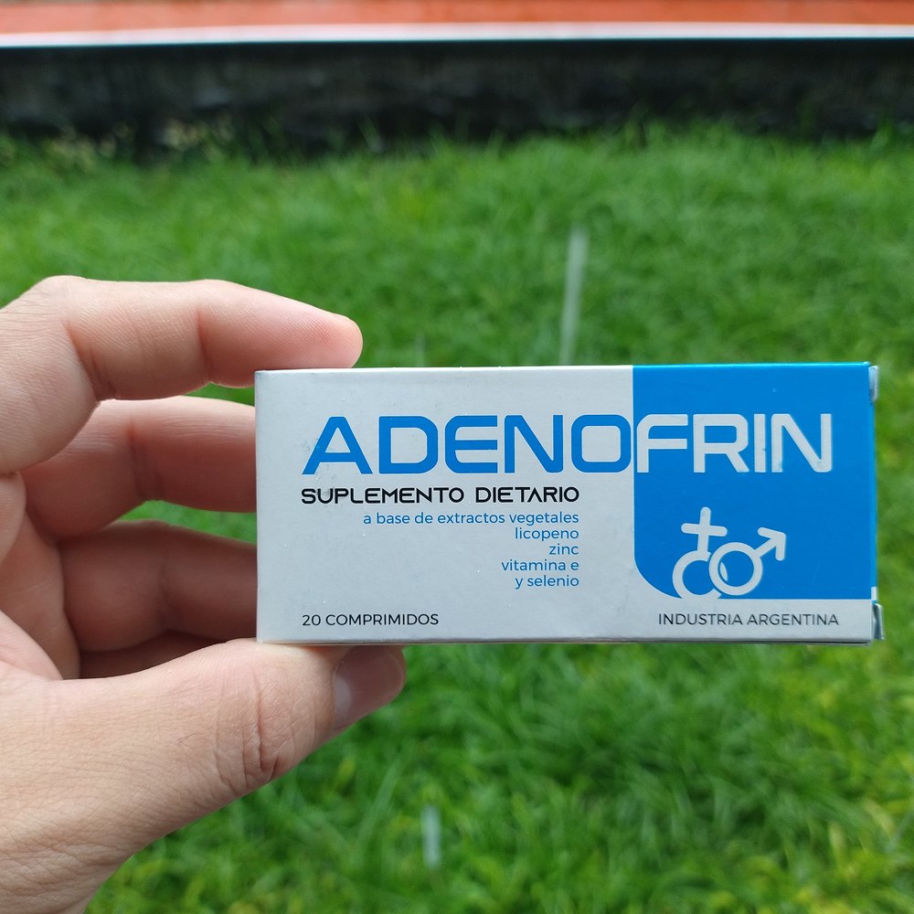 Hombre sosteniendo la caja de Adenofrin al aire libre